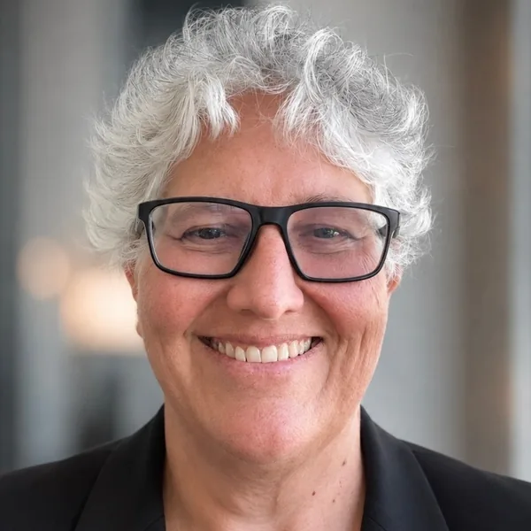 Headshot of Suzanne Dennis, LCSW, Licensed Clinical Social Worker at Deaf Counseling Center